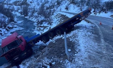 Tunceli’de virajı alamayan TIR dereye uçtu!