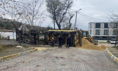 Beylikdüzü’nde İSKİ’nin çalışması sırasında yol çöktü, hafriyat kamyonu devrildi