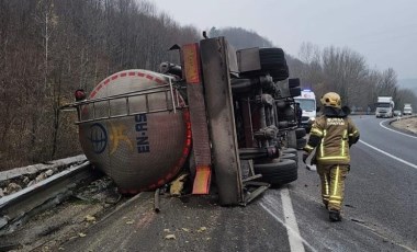 TIR devrildi: Sürücü öldü, asit dereye karıştı!