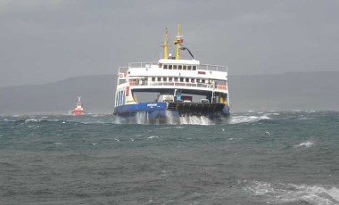 Gökçeada ile Bozcaada feribot seferlerine fırtına engeli