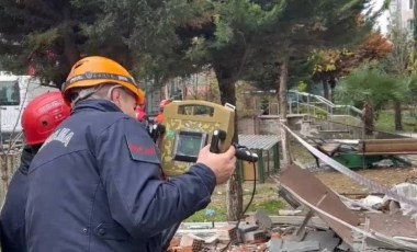 Beylikdüzü’nde binadaki patlama sonrası yeraltı görüntüleme cihazı ile arama yapılıyor