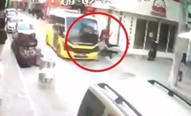 Feci kaza... Bisikletteki iki çocuğa minibüs çarptı: 1 ölü