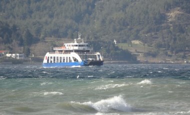 Gökçeada ve Bozcaada feribot seferlerine 'fırtına' engeli