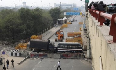 Çiftçiler isyan etti: Polis beton bariyer yerleştirdi