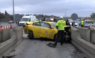 Kuzey Marmara Otoyolu'nda taksi gişelerdeki beton bariyere çarptı: 2 yaralı