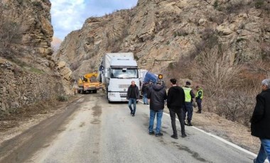 Artvin’de heyelan nedeniyle kapanan kara yolu temizlendi