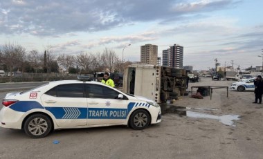 Adana'da tarım işçilerini taşıyan midibüsün devrilmesi sonucu 15 kişi yaralandı