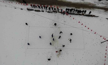 Gümüşhane merkezine 43 kilometre uzaklıktaki köyde 31 yıldır kar voleybolu oynanıyor