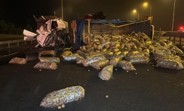 Patates yüklü kamyon devrildi: Bolu Dağı geçişi trafiğe kapandı