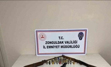 Zonguldak'ta polisin baskın yaptığı evde silah ve fişekler ele geçirildi