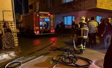 Kilis’te yangın çıkan eve vatandaşlar kovalarla su taşıdı