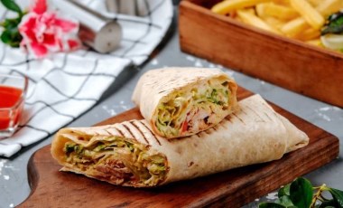 Akşam yemeğine farklı lezzetler arayanlara: Tavuklu Burrito!