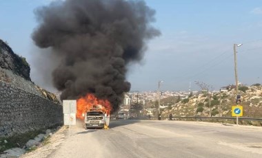 Seyir halindeki yolcu minibüsü cayır cayır yandı!