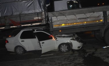 Kırmızı ışıkta bekleyen TIR'a otomobil çarptı: Yaralılar var!