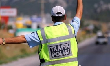 Polisin 'dur' ihtarına uymayan araçta özel yapım silah ele geçirildi