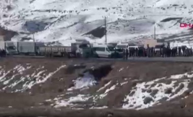 Çığın kapattığı Van-Hakkari yolu trafiğe kapatıldı