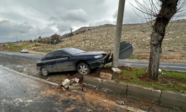 Şanlıurfa'da refüje çarpan otomobildeki 5 kişi yaralandı