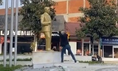 Sakarya'da Atatürk heykeline balyozlu saldırı!