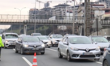 TEM Otuyolu'nda feci kaza: Emniyet şeridinde araca çarpan motokurye hayatını kaybetti