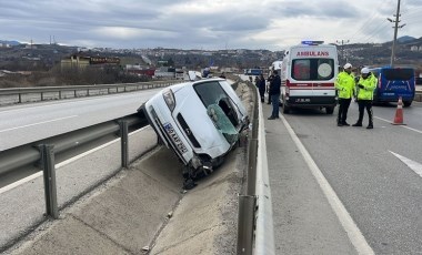 Kastamonu'da feci kaza... Araç bariyerlerde asılı kaldı!