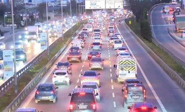 İstanbul'da okulların açılmasıyla trafik yoğunluğu yüzde 70'e dayandı!