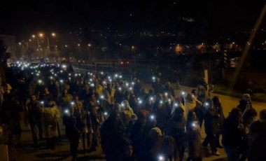 Hatay’da ‘sessiz yürüyüş’: Afetzedeler, hayatını kaybeden yakınları için yürüdü