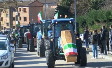 Çiftçiler protestoları genişletiyor: Konvoyu Roma'ya taşıyor