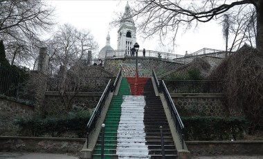 Paris'in simgesine giden merdivenlere Filistin bayrağı