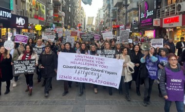 Kadınlar depremde yaşamını yitirenler ve çocuklar için sokaktaydı