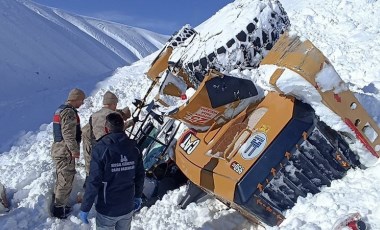 Üzerine çığ düşen iş makinesinin operatörü yaralandı