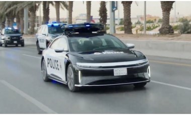 Suudi Arabistan’dan yapay zekalı ilk elektrikli polis arabası: Araçta drone da bulunuyor!