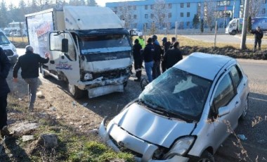 Feci kaza... Kontrolden çıkan araç karşı şeride geçti: Yaralılar var!