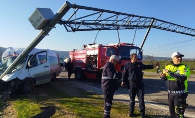 Kontrolden çıkan işçi servisi direğe çarptı: 16 yaralı