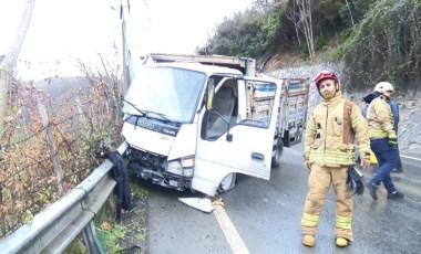 Sarıyer'de kamyonet elektrik direğine çarptı: 2 yaralı