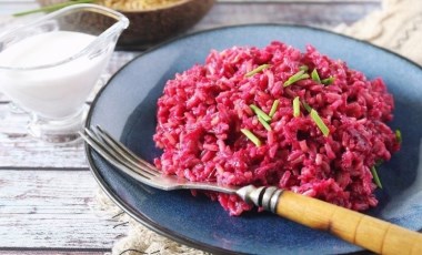 İftar sofrasında farklı lezzet: Pembe pilav tarifi...