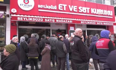 Ucuz et kuyruğundaki emekli yurttaşlar isyan etti: '50 yıldır hiç mi ilerlemedik?'