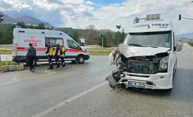 Ambulans ile minibüs çarpıştı: Yaralılar diğer ambulanslar ile hastaneye kaldırıldı