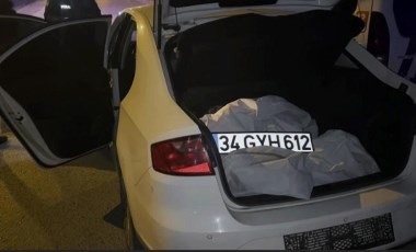 Polisin 'dur' ihtarına uymayan otomobilden uzun namlulu silahlar çıktı: Şüpheliler hareket halindeki araçtan atladı