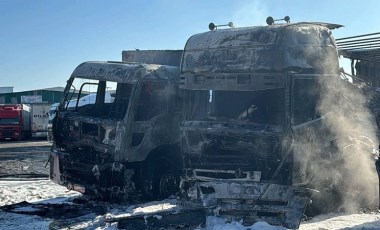 Esenyurt'ta garaj yangını: Bazı araçlar zarar gördü