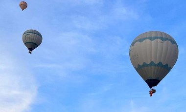 Kapadokya'da balonlar Türk bayrağıyla uçtu