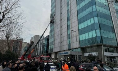 Son dakika... İstanbul'da iş merkezinde yangın paniği!