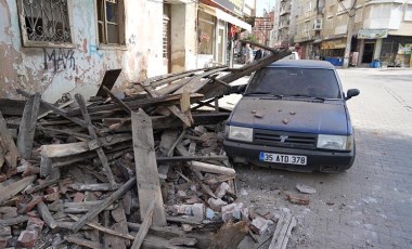 Bina park halindeki otomobilin üzerine çöktü: 'Burası daha müsait diye park ettim'