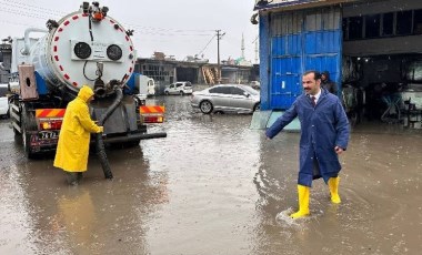 Iğdır'da iş yerlerini su bastı, yollar nehre döndü!