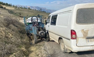 Minibüs ile taktak motoru çarpıştı... Yaralılar var!