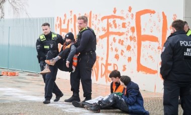 Başbakanlık binasına boyalı eylem: 'İmdat! Sizin çocuklarınız'