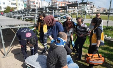 Tribündeki tahta plaka çöktü: Yaralılar var!