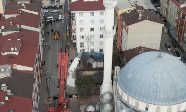 Son Dakika... Esenyurt'ta cami minaresi apartmanın üzerine düştü!