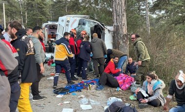 Kartalkaya yolunda freni boşalan minibüs devrildi: 19 yaralı