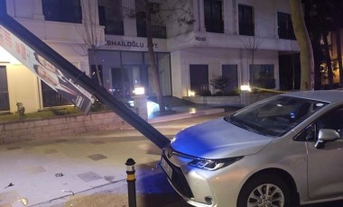 Kadıköy'de feci kaza... Kontrolden çıkan araç park halindeki otomobile çarptı