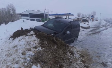 Van'da kontrolden çıkan araç kara saplandı: Yaralılar var